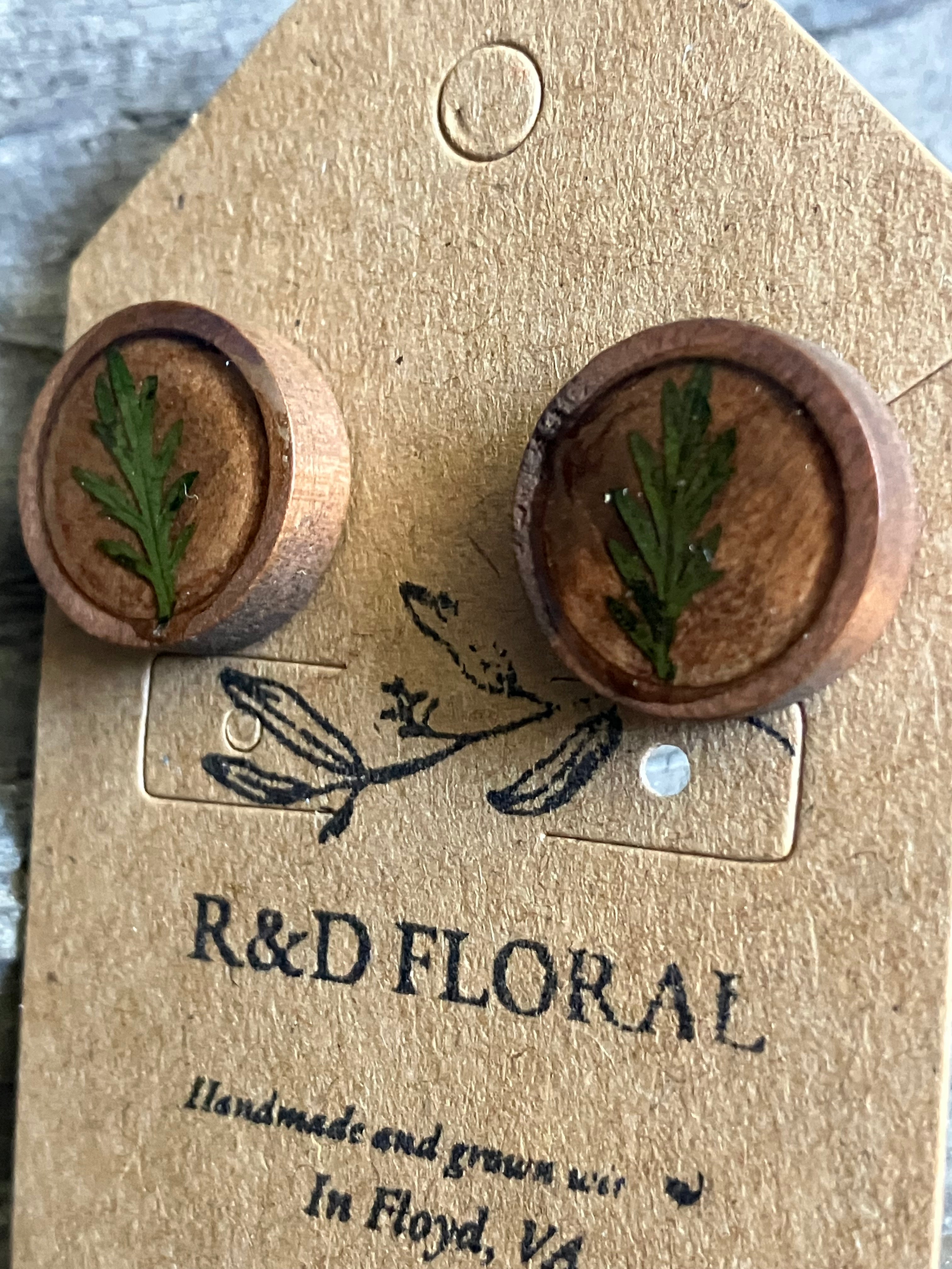 Floral jewelry featuring Wormwood Wooden in resin